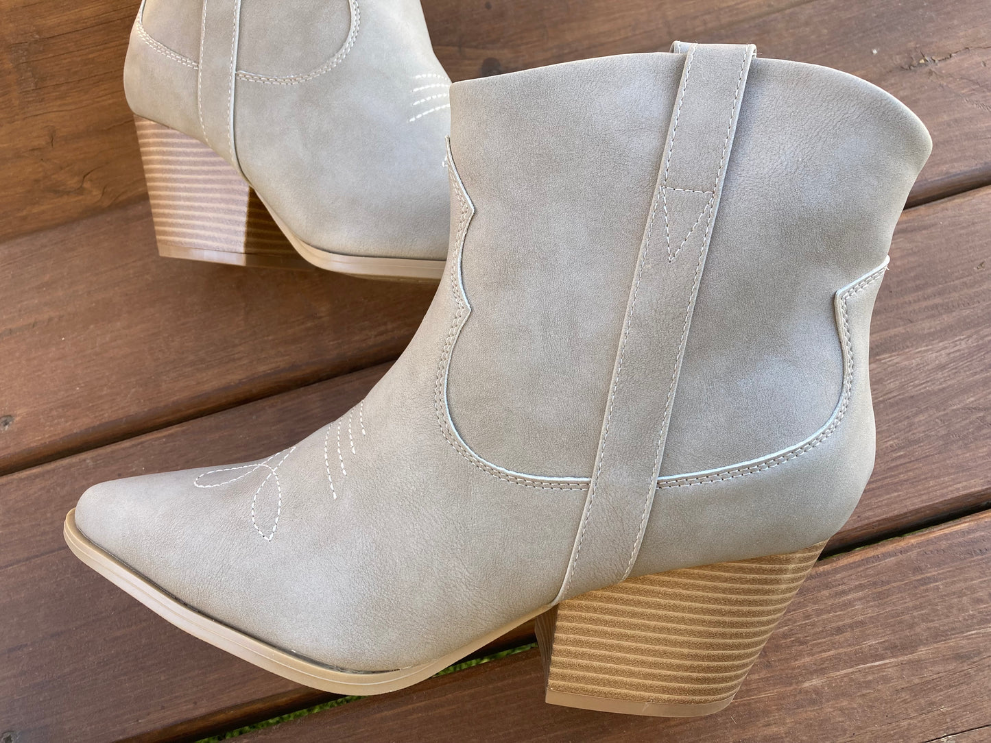 Qupid Vacay distressed booties